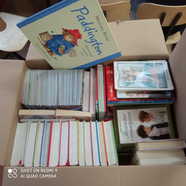 fotografia przestawia stos książek podarowanych przez uczniów.
