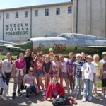 Fotografia przedstawia uczniów stojących przy wielkim modelu samolotu w muzeum Wojska Polskiego.