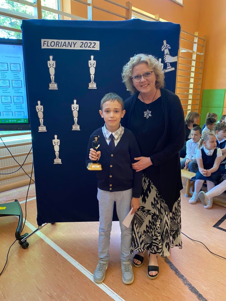 Fotografia przedstawia ucznia Borysa Rudyj trzymający Floriana: recytator Roku wraz z nauczycielką panią Małgorzata Radkę