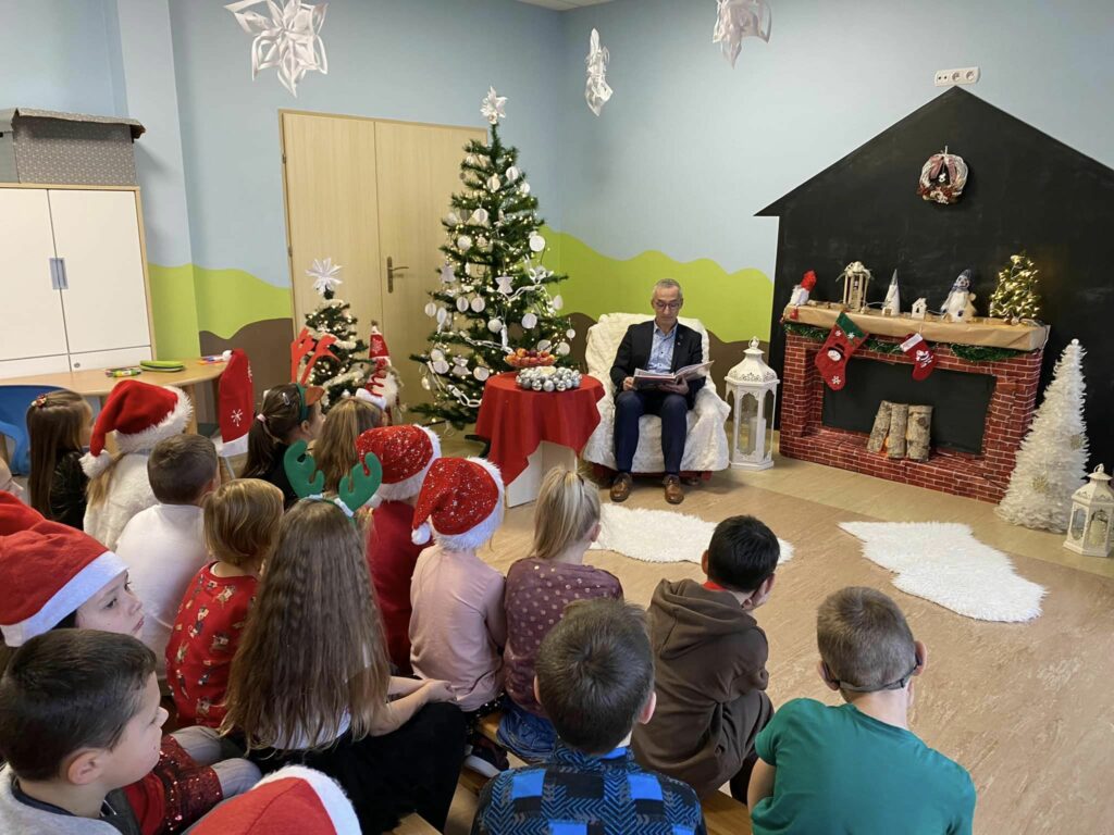 Fotografia przedstawia pana Witolda Nowaka czytającego opowiadanie świąteczne. 