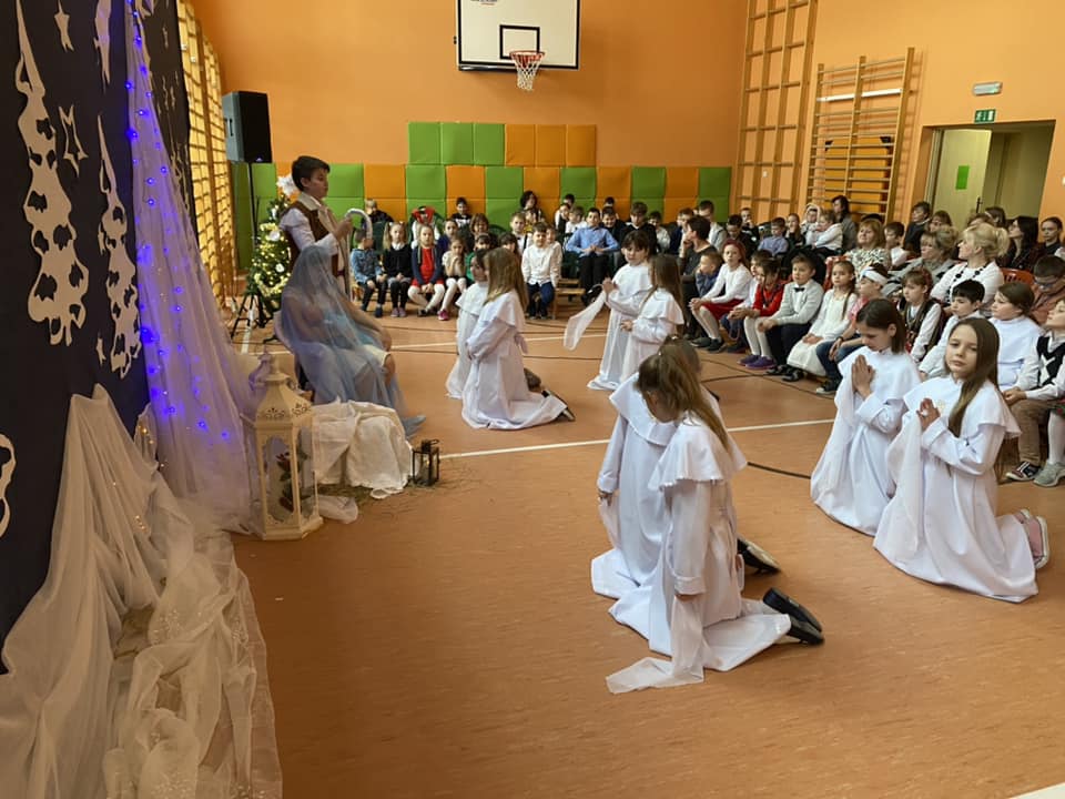 Fotografia przedstawia uczennice w tańcu aniołków.