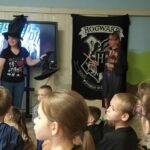 dzieci przebrani z czarodziei oraz nauczyciele w kapeluszach podczas wieczoru filmowego