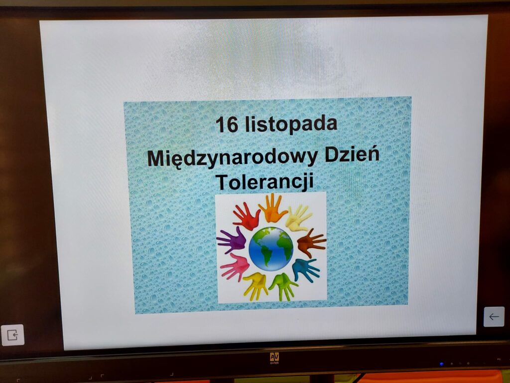 kolorowe dłonie dzieci i napis międzynarodowy dzień tolerancji