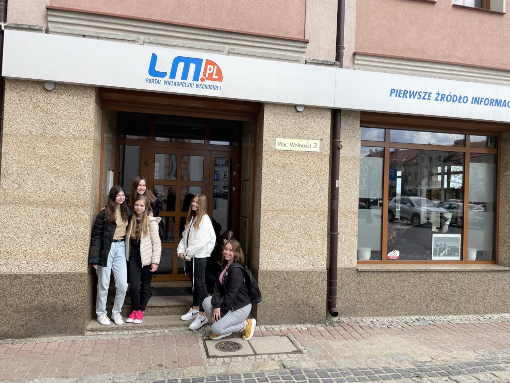 Zdjęcie przedstawia grupę redakcyjną pod drzwiami redakcji lm.pl.
