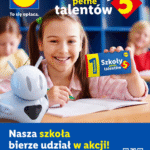 Plakat promujący akcję „Szkoły pełne talentów 5” Lidla. Uczennica prezentuje Talenciaka, zachęcając do wspierania szkoły poprzez zakupy i zbieranie kuponów na nowy sprzęt.