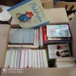 fotografia przestawia stos książek podarowanych przez uczniów.
