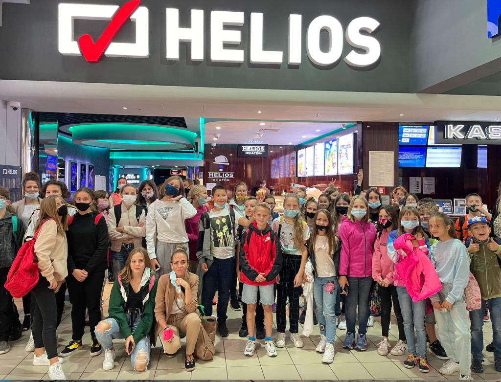 Grupa uczniów przed kinem Helios