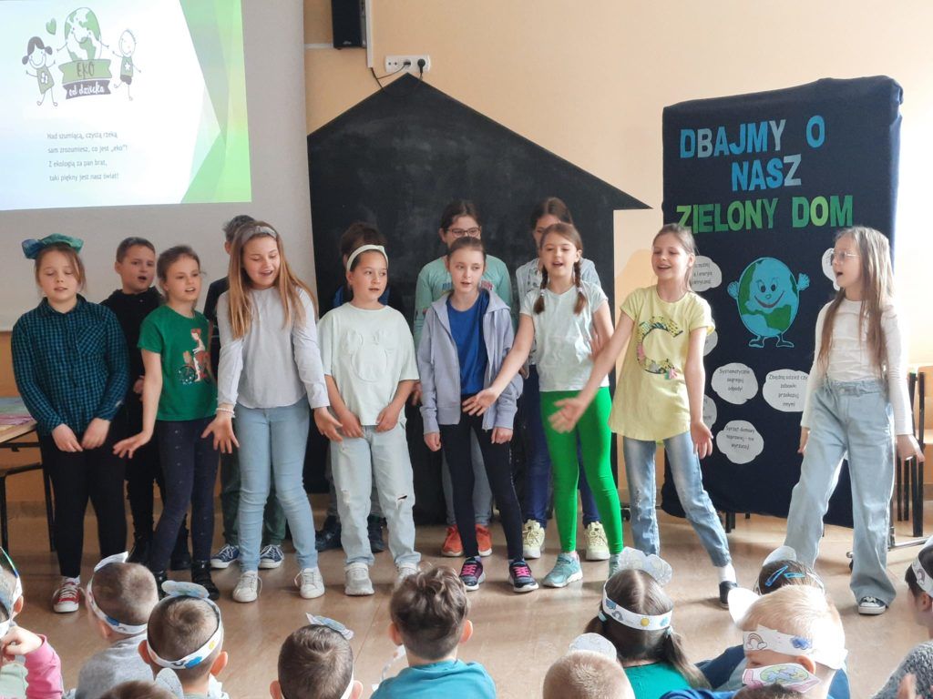uczniowie klasy trzeciej śpiewają piosenkę „Zielony dom”