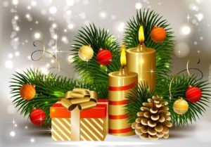 Zdjęcie przedstawia świąteczne dekoracje prezent, złote dwie świeczki, na świerku bombki. W tle świecą lampki