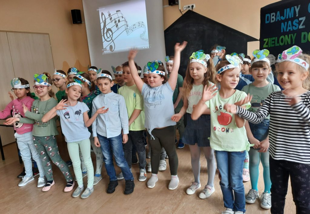  uczniowie klasy pierwszej śpiewają piosenkę „Ekologiczne reggae